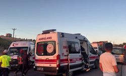 Malatya'da mevsimlik tarım işçilerini taşıyan minibüs tıra çarptı: 3'ü ağır 18 yaralı