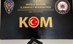 Muğla'da sosyal medyada suç örgütünü öven şüphelinin evinde kurusıkı tabanca ele geçirildi