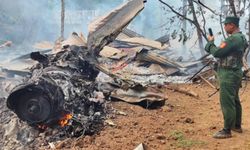 Myanmar'da kuş sürüsü nediniyle askeri uçak düştü: Pilot ölümden döndü
