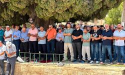 On binlerce Filistinli Mescid-i Aksa'da cuma namazı kıldı