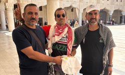 Peygamber Sevdalıları Vakfı, Filistin Konvoyu'nda Müslüman olan Sebastian'a kitap hediye etti