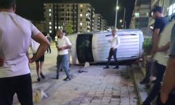 Siirt'te kontrolden çıkan araç kaldırıma çıkıp yan yattı
