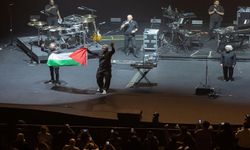 Singapur polisinden dünyaca ünlü Massive Attack'a Filistin Bayrağı açtığı için gözaltı