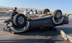 Takla atan otomobildeki 2 kişi yaralandı