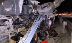 Tanker demir bariyeri biçti: Sürücü yaralandı