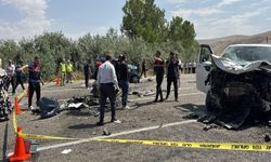 Van'da iki araç kafa kafaya çarpıştı: 2 ölü, 9 yaralı