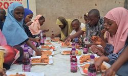 Yetimler Vakfı Afrika'da sıcak yemek dağıttı