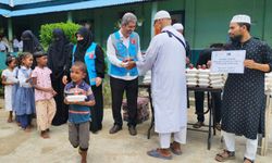 Yetimler Vakfı Bangladeş'te Mevlid Kandili'nde yetim ve ihtiyaç sahiplerine yemek dağıttı
