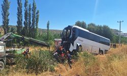 Yolcu otobüsü şarampole devrildi: 2 yaralı
