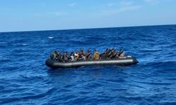 Aydın açıklarında iki lastik bottaki 84 düzensiz göçmen yakalandı