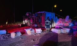 Batman-Kozluk yolunda saman yüklü tır devrildi