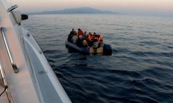 Çanakkale açıklarında arıza yapan bottan 14 düzensiz göçmen kurtarıldı