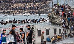 Ceuta'da göçmen kabul merkezi doldu: Göçmenler sahilde kamp kurdu