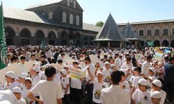 'Hayat Namazla Güzeldir' kursunu başarıyla bitiren çocukların namaz sevinci