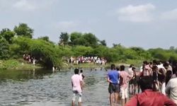 Hindistan'da nehirde ritüel yapan 5 kişi boğuldu