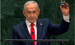İşgalci Netanyahu, BM kürsüsünde elinde bombayla dünyayı tehdit etti
