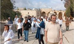 İşgalci siyonistler Mescid-i Aksa'ya baskın düzenledi