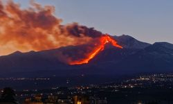 İtalya'da Etna Yanardağı yeniden harekete geçti