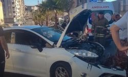 İzmir'de kontrolden çıkan otomobil ağaca çarptı