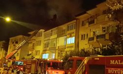 Malatya'da 4 katlı binanın çatısında yangın