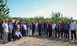 Malatya'da kayısı üreticilerine uygulamalı budama ve gübreleme eğitimi