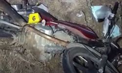 Ödemiş'te otomobil yol kenarındaki motosikletliye çarptı: Bir ölü