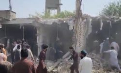 Pakistan'da camiye bombalı araçla saldırı: 5'i polis 11 ölü