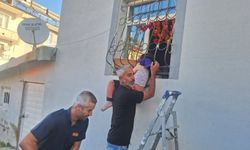 Pencere korkuluğuna kafası sıkışan çocuk kurtarıldı