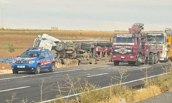 Şanlıurfa'da akü yüklü tır devrildi