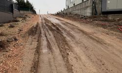 Yıllardır yapılmayan yol mahalle sakinlerini mağdur ediyor
