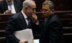 Barak'tan Netanyahu iddiası: Seçimleri erteletecek bir savaşa hazırlanıyor
