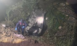 Batman'da uçuruma yuvarlanan otomobilde sıkışan sürücü kurtarıldı