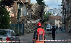 Malatya'da ağır hasarlı 2 katlı ev aniden çöktü