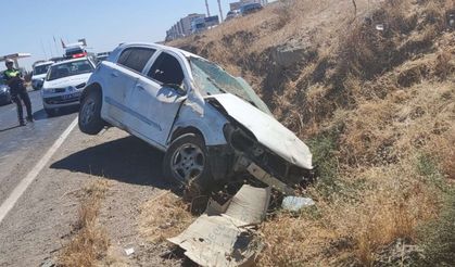 Bismil-Diyarbakır yolunda araç şarampole devrildi: 4 yaralı