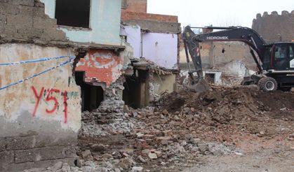 Sur'da yıkım çalışmaları devam ediyor