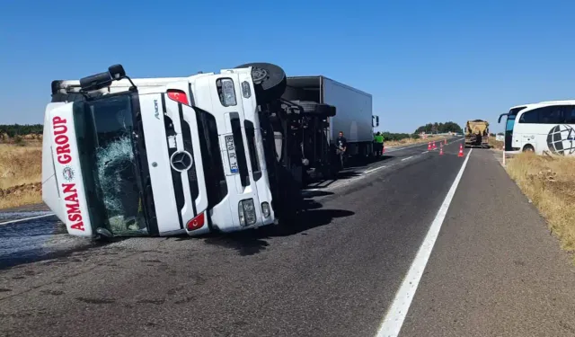 Şanlıurfa'da Kontrolden Çıkan Tır Yan Yattı: 1 Yaralı