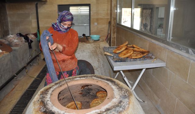 Tandır ekmeği yapan kadınlar Kızıltepe’de fark yaratıyor