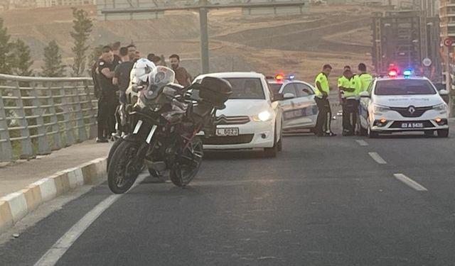 Şanlıurfa'de motosikletli polislere kamyonet çarptı: 2 yaralı