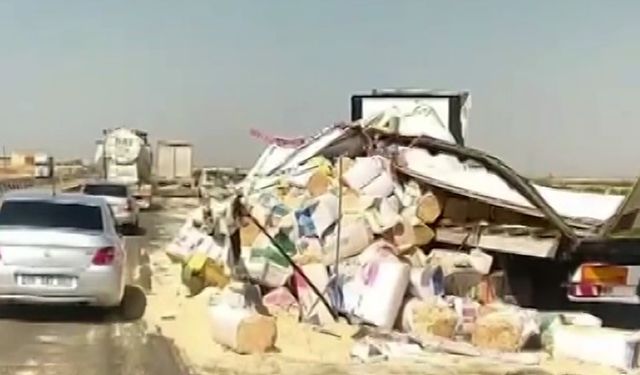 Mardin-Derik'te saman yüklü tır devrildi: 1 yaralı