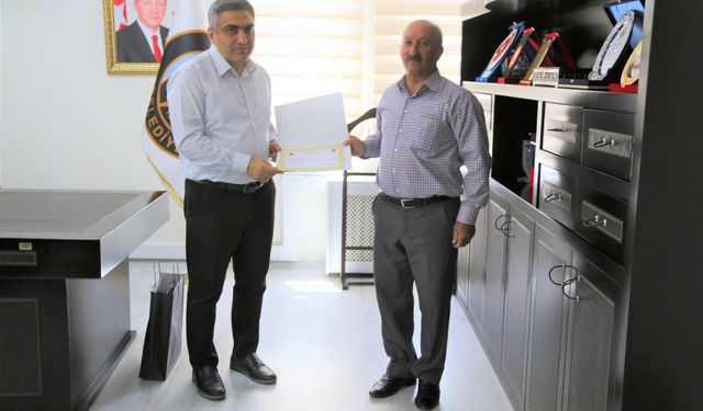 Ergani Belediye Başkanı Arif Mete’ye emeklilik belgesi verdi