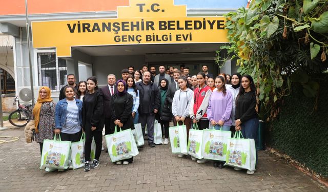 Viranşehir Belediyesi, Sınavlara Hazırlanan Gençlere Kitap Seti Dağıttı!
