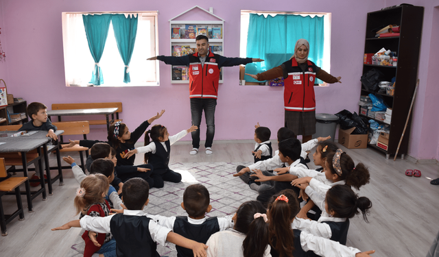 Siverek'te "Sağlıklı Bireyler, Sağlıklı Nesiller" Projesiyle Kırsal Mahallelerde Sağlık ve Eğitim Hizmetleri Veriliyor