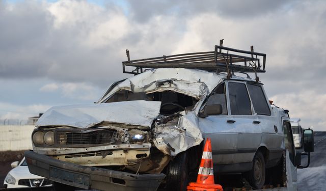 Şanlıurfa'da Otomobil İle Tırın Çarpıştı! 3 yaralı