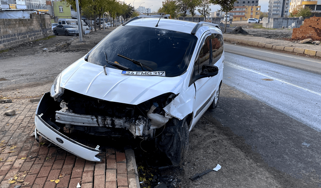 Şanlıurfa'da Otomobil ile Hafif Ticari Araç Çarpıştı, 4 Yaralı