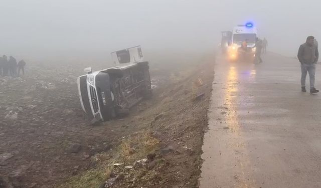 Siverek'te öğretmenleri taşıyan servis devrildi: Yaralılar var