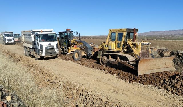 Siverek’te beton yol çalışmaları devam ediyor