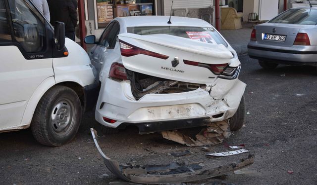Şanlıurfa'da park halindeki araca çarpan otomobil kaldırıma çıktı