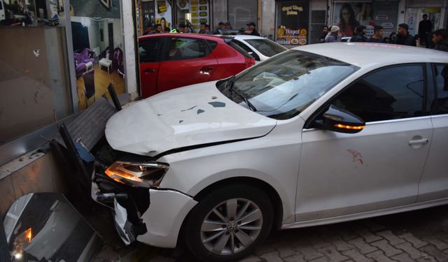 Şanlıurfa’da Kaldırımdaki Yayaya Otomobil Çarptı: 2 Yaralı