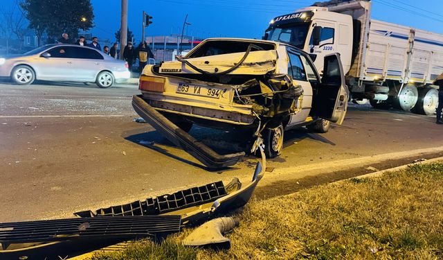 Şanlıurfa'da Üç Araç Karıştığı Kazada 2 Kişi Yaralandı
