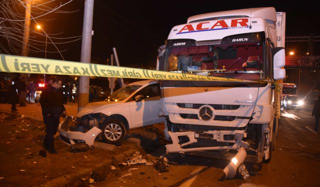Şanlıurfa'da Tır ile Otomobil Çarpıştı: 1 Ölü, 4 Yaralı